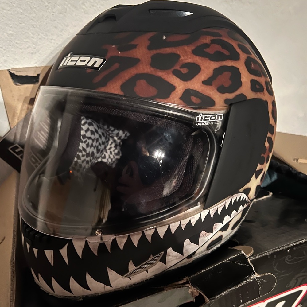 Icon leopard XXL helmet